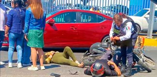 Pareja en moto sufre accidente en el periférico de Morelia