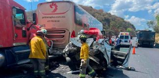 #Videos | Taxi de Tiripetío es embestido por tráiler en la Morelia-Pátzcuaro; hay 2 heridos