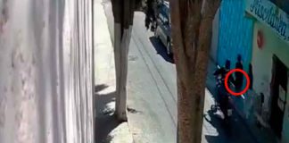 #VIDEO | Cámara de seguridad capta cómo un adulto en motocicleta toca indebidamente a una menor de edad #México