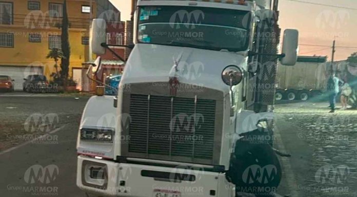 Empleado funerario queda herido tras choque entre carroza y tráiler en la Morelia-Maravatío