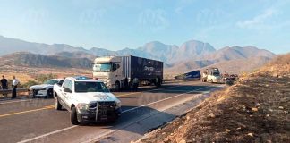 Tráiler se sale del camino en la Siglo XXI; la circulación fue cerrada para realizar maniobras de retiro de la unidad