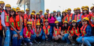 Gladyz Butanda y universitarios visitan teleférico de Uruapan