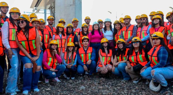 Gladyz Butanda y universitarios visitan teleférico de Uruapan