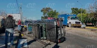 #VIDEO | Vuelca camioneta en el periférico de Morelia, a la altura de la Quemada