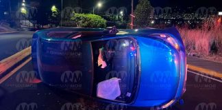Vuelca auto a escasos metros del Motel Montecarlo, en Morelia