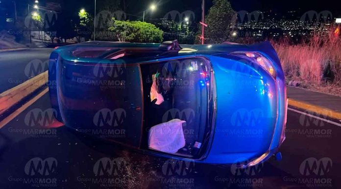 Vuelca auto a escasos metros del Motel Montecarlo, en Morelia