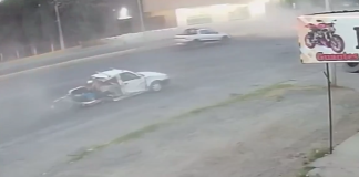 #VIDEO | Niño fallece en trágico accidente; mientras su padre intenta reanimarlo, el conductor del otro vehículo lo golpea