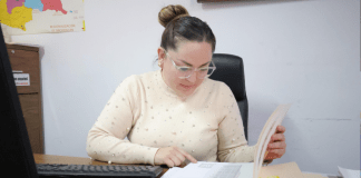 Semigrante apoya a paisanos con trámite de constancia de datos registrales