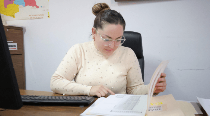 Semigrante apoya a paisanos con trámite de constancia de datos registrales