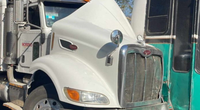 Camión pipa choca contra camión de pasajeros en la Morelia-Pátzcuaro