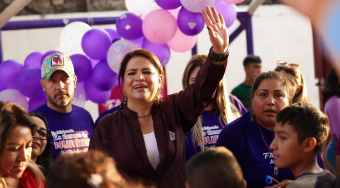 Fabiola Alanís festeja a las niñas y a los niños de Jesús del Monte
