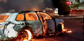 Sujetos queman 2 vehículos en Álvaro Obregón; en cada unidad yacía un cadáver calcinado