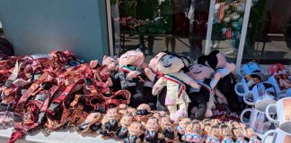 ¡Llévele, llévele! Comerciantes ofertan amplia variedad de souvenirs en eventos presidenciales