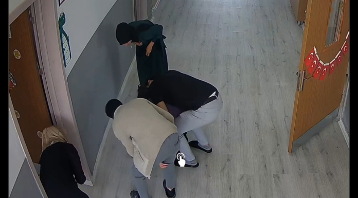 #Video | Un director escolar salva a una niña de 5 años que se ahogaba con moneda; uso la maniobra de Heimlich