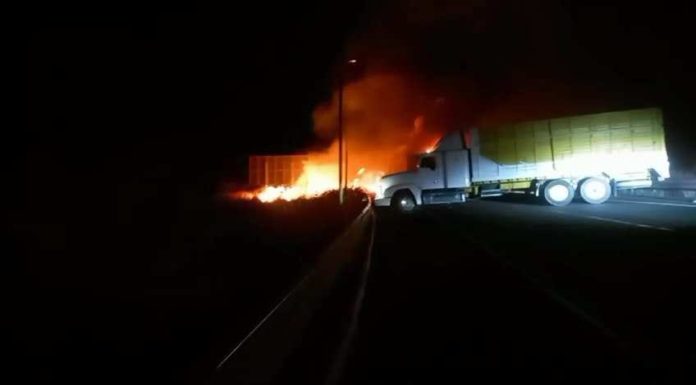 #VIDEO | Se registra aparatoso accidente en la Pátzcuaro-Cuitzeo; al parecer son 3 tráilers involucrados