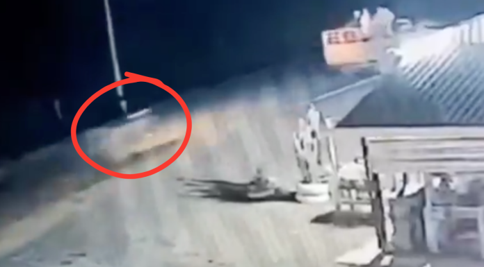 #VIDEO | Motociclista choca contra parte trasera de camioneta y explota