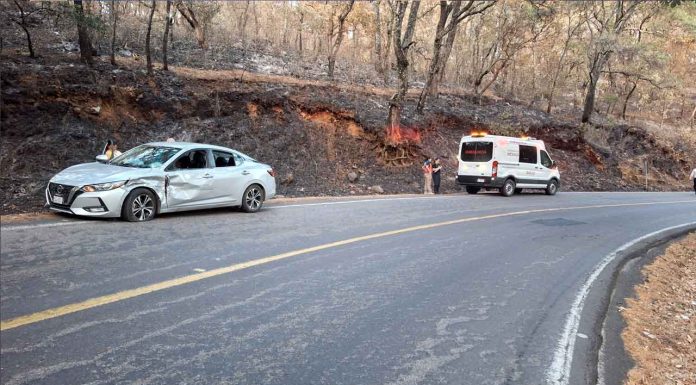 Tres heridos tras aparatoso choque de auto y moto en la Quiroga – Zacapu