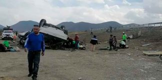 Camión vuelca con 40 personas en carretera Matehuala-Saltillo; reportan muertos y lesionados