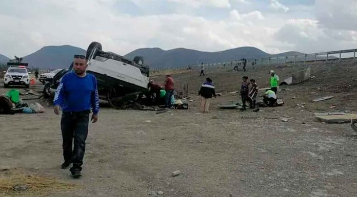 Camión vuelca con 40 personas en carretera Matehuala-Saltillo; reportan muertos y lesionados