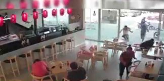 #VIDEO | Mujeres son asaltadas en plaza comercial después de retirar dinero del cajero #México