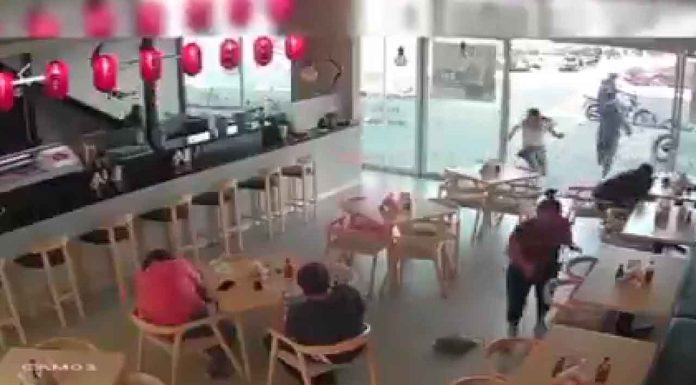 #VIDEO | Mujeres son asaltadas en plaza comercial después de retirar dinero del cajero #México