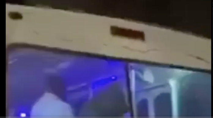 #VIDEO | #México: Sujetos armados asaltan a pasajeros de camión del transporte público