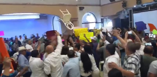 #Video | Ayuntamiento de Apatzingán lamenta hechos violentos en asamblea donde participaba Raúl Morón