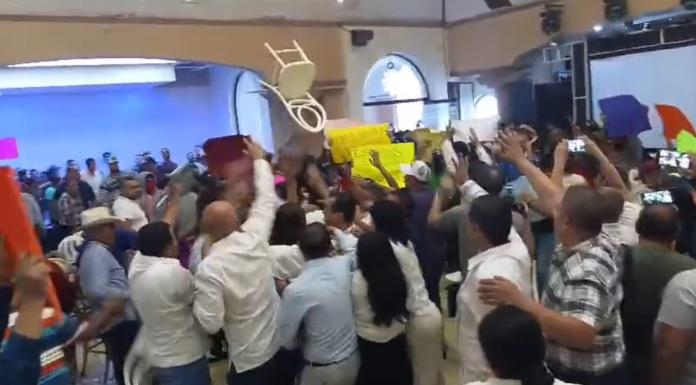 #VIDEOS | Desconocidos revientan asamblea Informativa del Senador Raúl Morón en Apatzingán