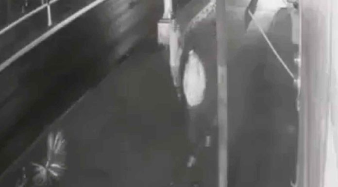 #VIDEO | #EnMéxico: Hombre ataca y golpea a una joven con una piedra