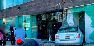 Automovilista se estrella contra ventanal de un BBVA en Plaza Prados Camelinas