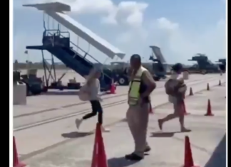 #VIDEO | Estadounidense secuestra avioneta con 14 pasajeros en Belice y apuñala a dos personas