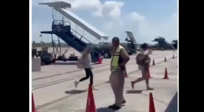 #VIDEO | Estadounidense secuestra avioneta con 14 pasajeros en Belice y apuñala a dos personas