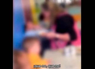 #VIDEO | Grabaron a una trabajadora de guardería golpeando a una bebé para obligarla a comer