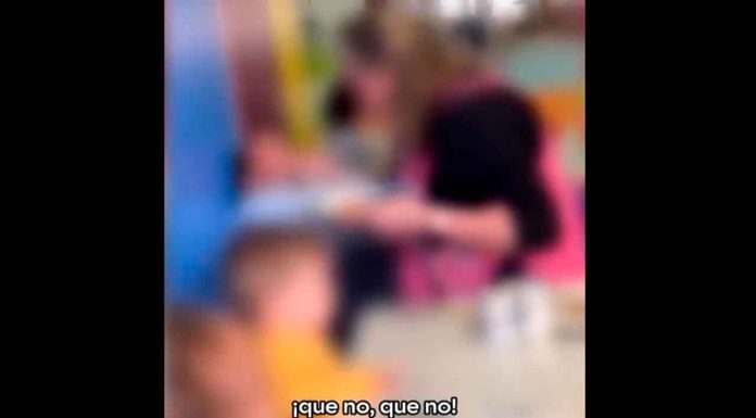 #VIDEO | Grabaron a una trabajadora de guardería golpeando a una bebé para obligarla a comer