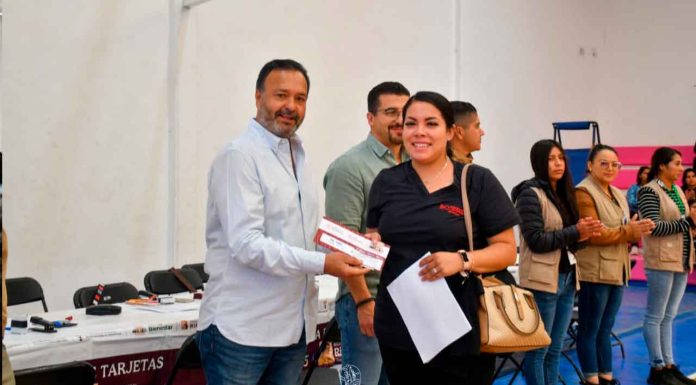 Julio Arreola refrenda su compromiso con la educación durante entrega de becas Rita Cetina en Pátzcuaro