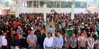 Julio Arreola celebra entrega de becas Benito Juárez a estudiantes de nivel medio superior en Pátzcuaro