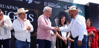 Bedolla premia a ganadores del Concurso Estatal de Artesanías