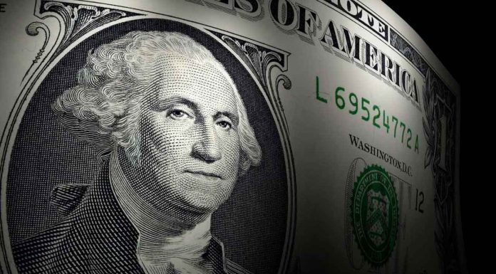 Peso mexicano cae ante el dólar previo a nuevos aranceles de EE.UU.