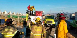 #VIDEO // Arde madera acumulada en un predio del fraccionamiento Camponubes, en Morelia