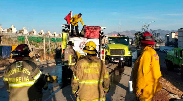 #VIDEO // Arde madera acumulada en un predio del fraccionamiento Camponubes, en Morelia