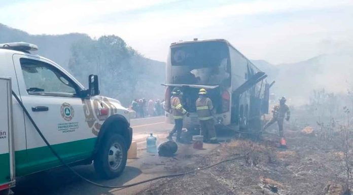 Protección Civil Michoacán sofoca incendio de autobús en la Siglo XXI