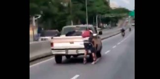 #VIDEO | Captan imprudencia en plena avenida: Hombre en patines circula con ayuda de una camioneta