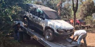 Policías de Pátzcuaro aseguran vehículo abandonado en la población Santa Juana II