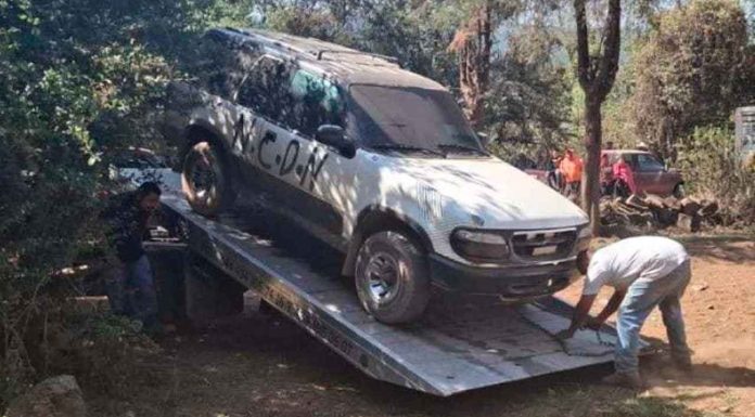 Policías de Pátzcuaro aseguran vehículo abandonado en la población Santa Juana II