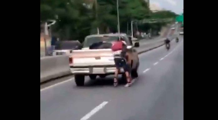 #VIDEO | Captan imprudencia en plena avenida: Hombre en patines circula con ayuda de una camioneta