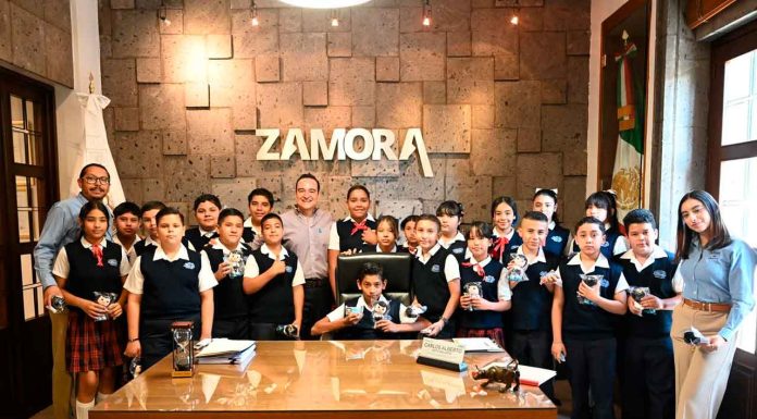 Carlos Soto se reúne con estudiantes de la Ford 86 para escuchar sus inquietudes