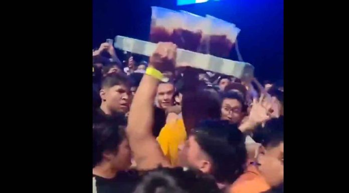 #VIDEO | #México: Le tiran las cervezas a vendedor en un concierto y agarra a golpes al primero que ve