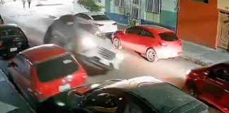 #VIDEO | #EnMéxico: Conductor huye tras chocar contra dos vehículos estacionados y uno en movimiento; piden ayuda para identificarlo