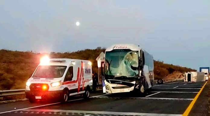 Se registra choque de autobús y camión de carga en la autopista México – Guadalajara