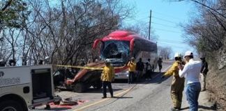 Dos heridos en choque de camioneta y autobús en Aquila